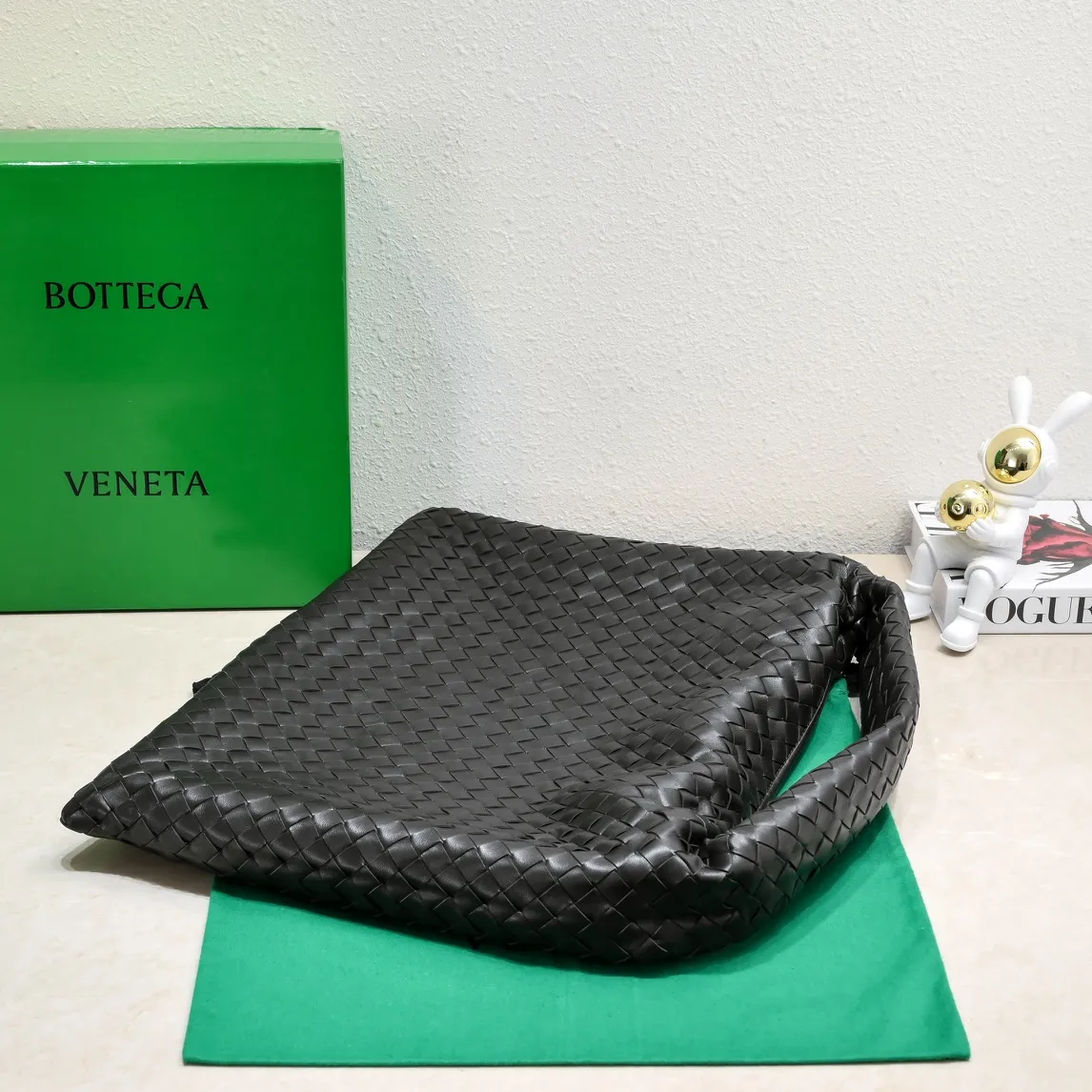 Batch 2160 #Bv New large HOP bag, the bag body and handles are made of a whole piece of woven leather. The bag body is soft and lazy. Hop symbolizes the praise of innovation and eternal craftsmanship [love]. The pyramid silhouette combines practicality and fashion. Modern and casual, the bag mouth is double-sided closed design, more convenient and safe! The cowhide texture also makes the bag more wear-resistant and durable. A must-have for fashionable ladies who like minimalism yet comfortable and casual! Size: 54x24x13, Model: 3970#